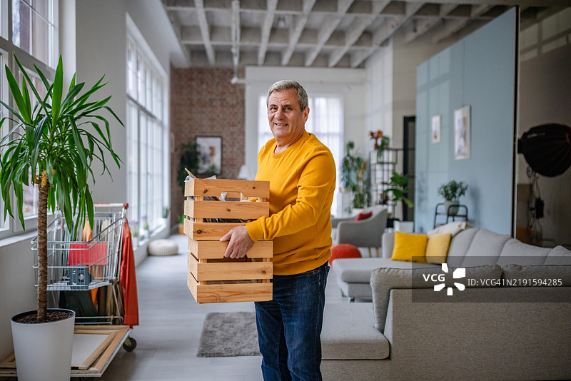 换工作，年长男性离开之前的职位图片素材