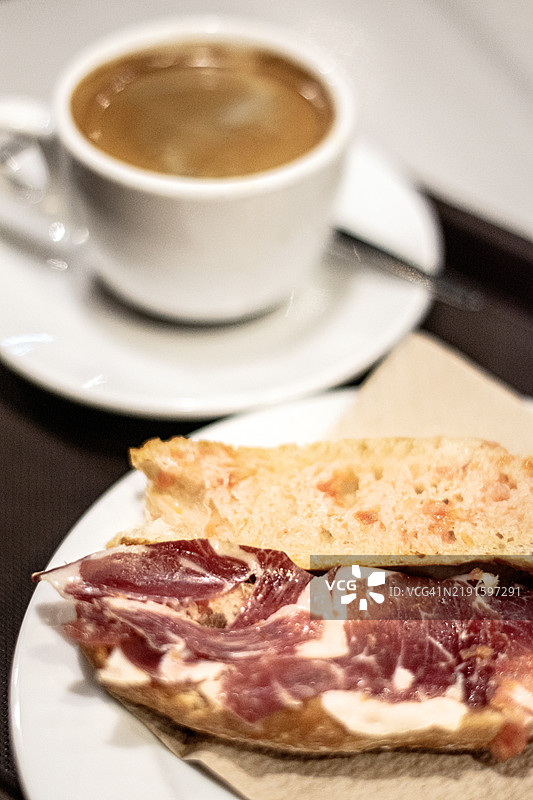 生火腿三明治和咖啡。西班牙小吃。小吃文化。图片素材