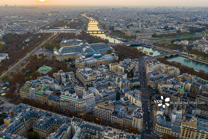 巴黎的空中视角：大宫和小宫以及塞纳河图片素材