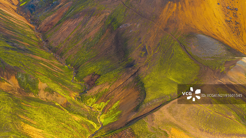 冰岛高地的流纹岩山丘与轮廓图片素材