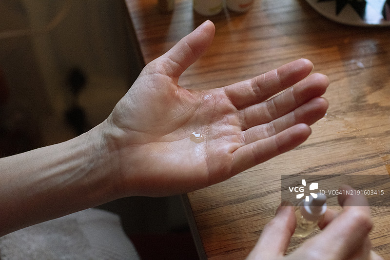 手中的一滴油图片素材