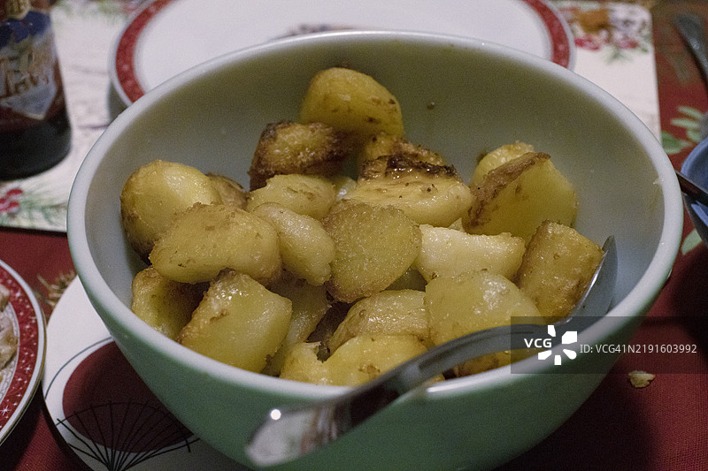 装有土豆的碗图片素材