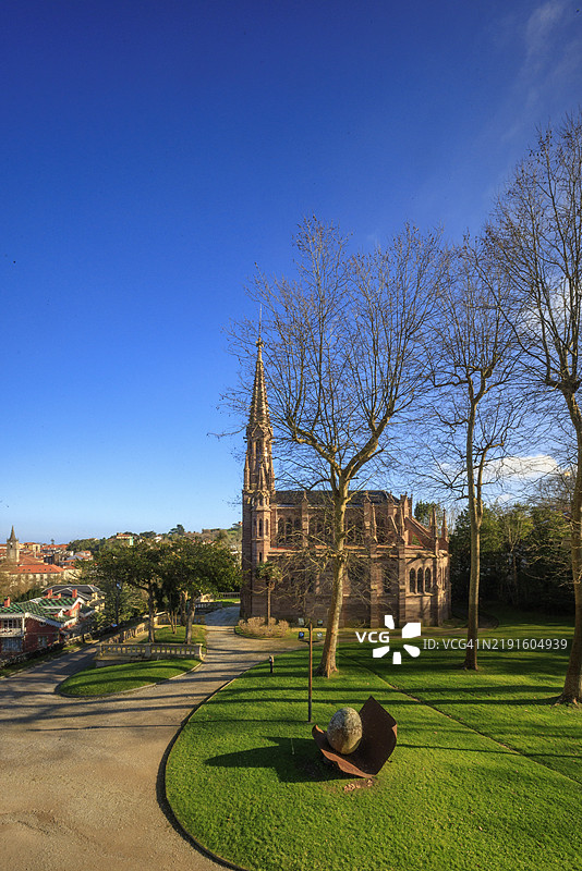 索贝拉诺教堂与现代雕塑在晴朗的天空下图片素材