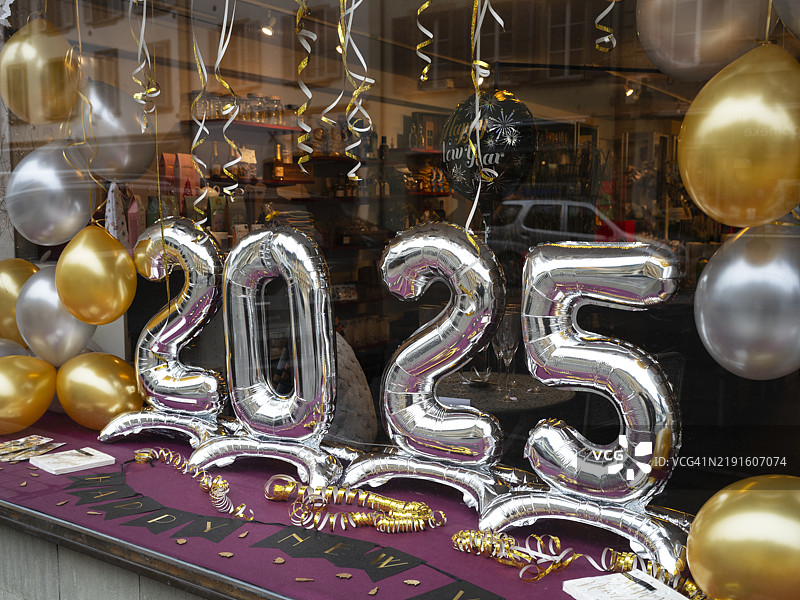 2025年新年快乐，杂货店橱窗图片素材