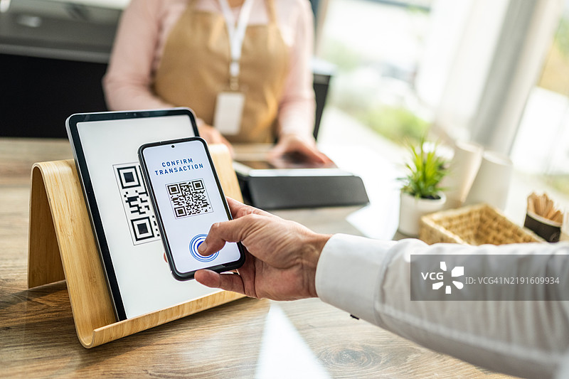 男子在咖啡店进行数字支付图片素材