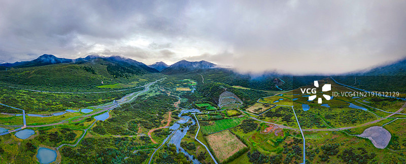 宁静的高原湿地图片素材
