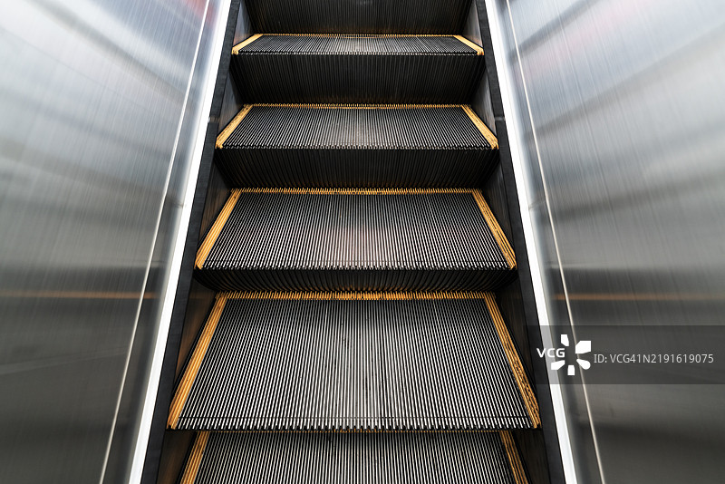 地下车站的自动扶梯图片素材