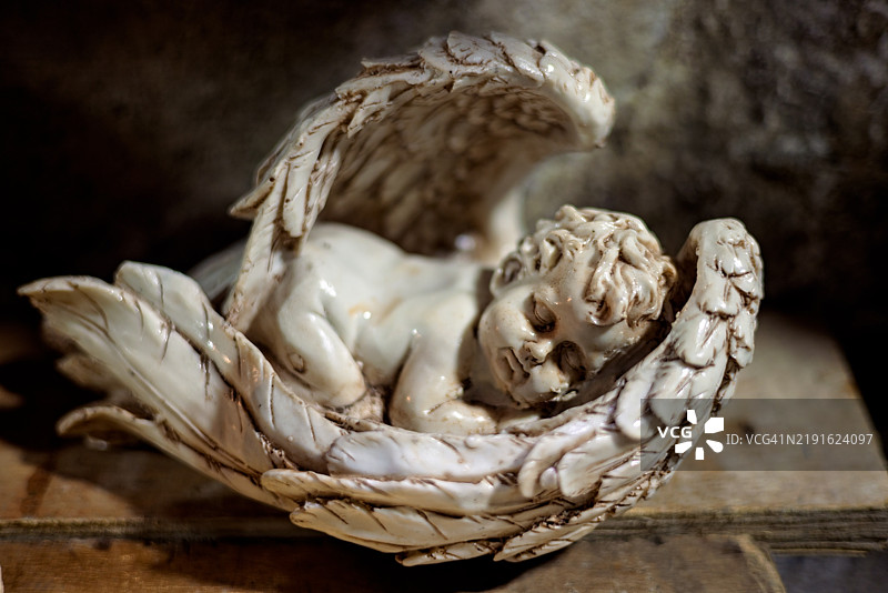 睡眠天使雕像。图片素材