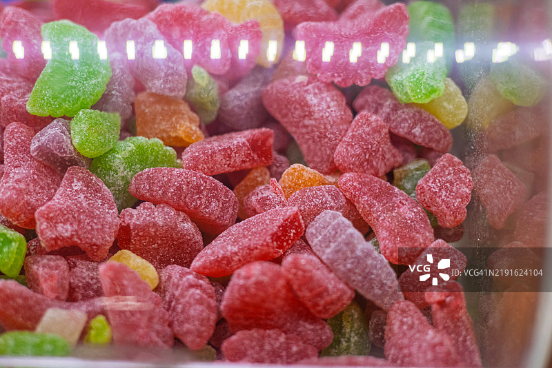 糖果店的糖果摊上的糖果。图片素材