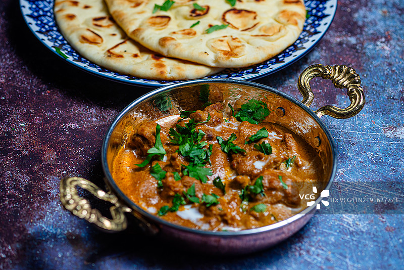 黄油鸡配旁边的印度烤饼图片素材