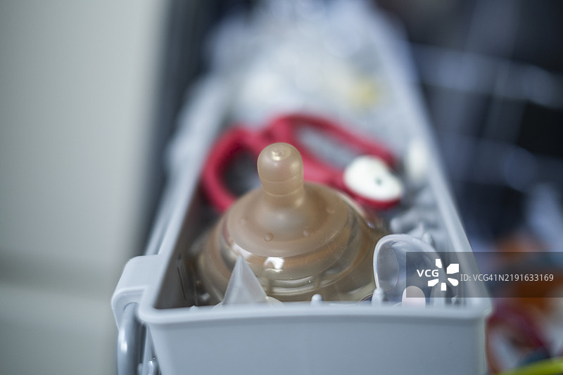 用洗碗机清洗宝宝的日常用品图片素材