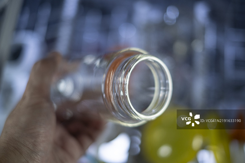 用洗碗机清洗宝宝的日常用品图片素材