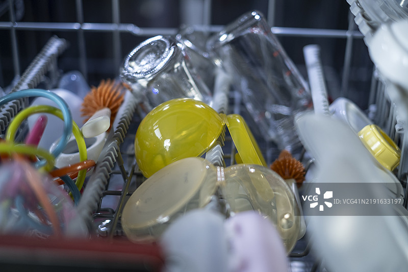 用洗碗机清洗婴儿日常用品图片素材