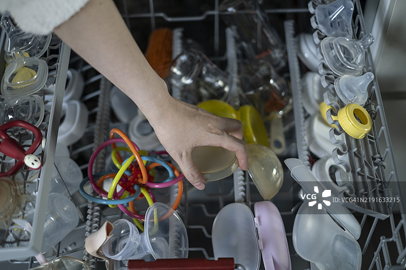 用洗碗机清洗宝宝的日常用品图片素材