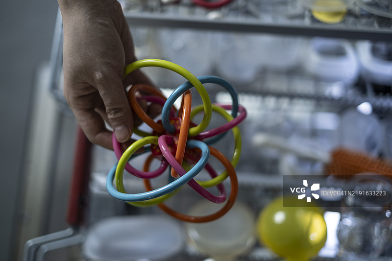 用洗碗机清洗宝宝的日常用品图片素材