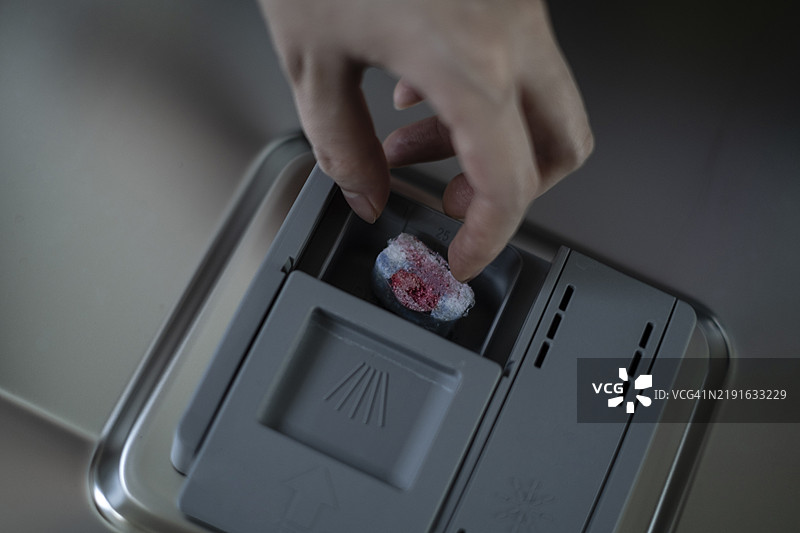 操作洗碗机，洗碗机清洁块图片素材