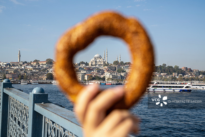 手握土耳其贝果（西米特），在伊斯坦布尔图片素材