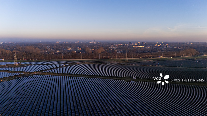 荷兰奈梅亨比斯特豪森地区阳光明媚的太阳能电池板田野图片素材