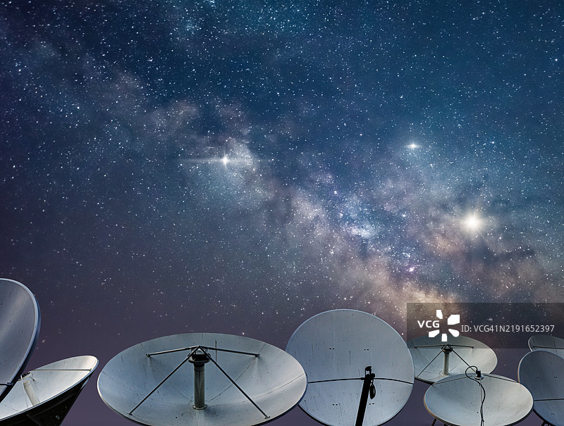 卫星接收器与宇宙星体图片素材