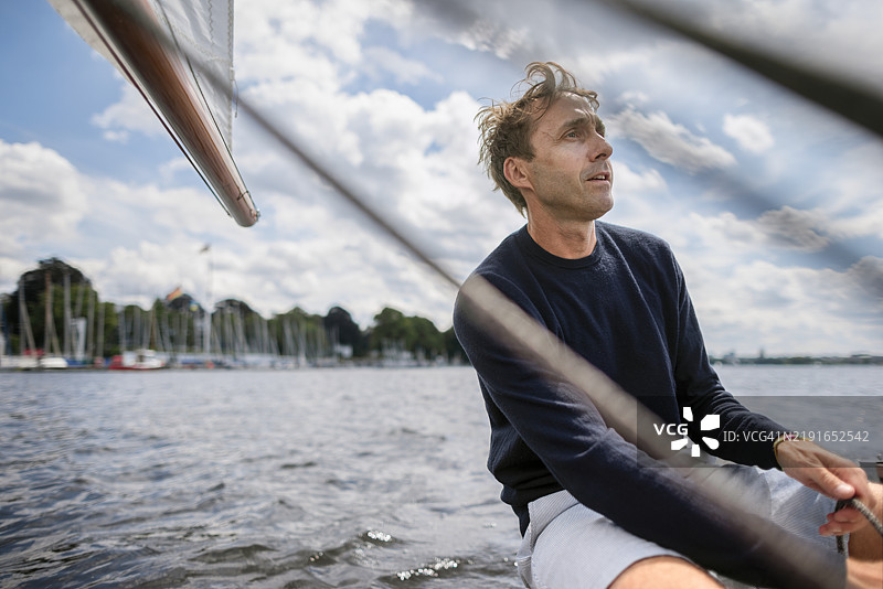 男子在航海旅行中图片素材