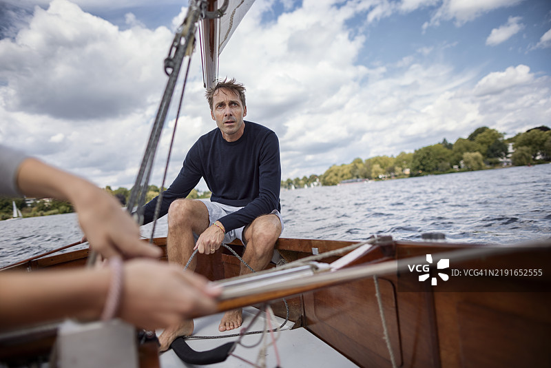 父亲与女儿的帆船旅行图片素材