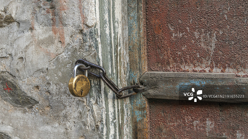 上锁的旧门图片素材