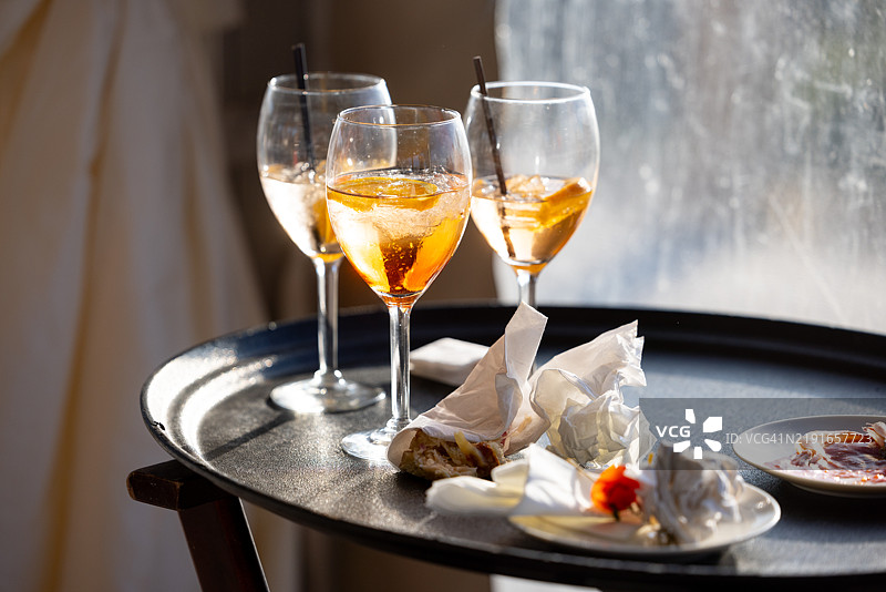 半饮用的饮料和用过的餐巾纸在托盘上图片素材