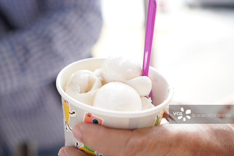 椰奶冰淇淋装在纸杯里图片素材