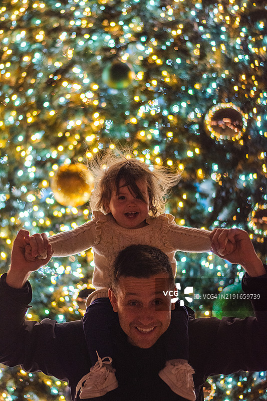 父女在圣诞树下的肖像图片素材