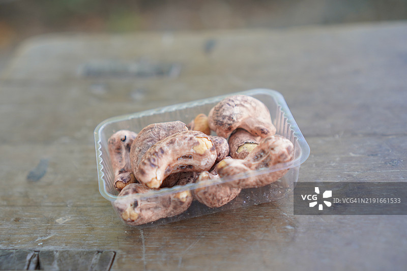 塑料盒中的腰果图片素材