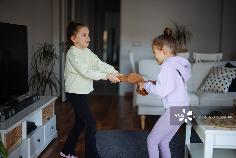 孩子们在争抢玩具。姐妹之间的冲突图片素材