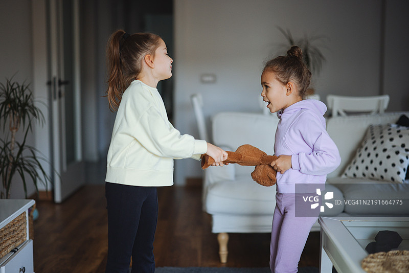 孩子们在争抢玩具。姐妹之间的冲突图片素材