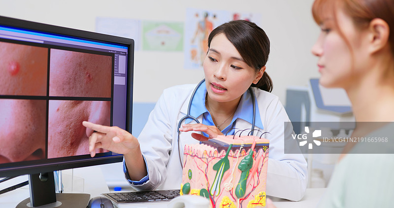 皮肤科医生咨询亚洲女性图片素材