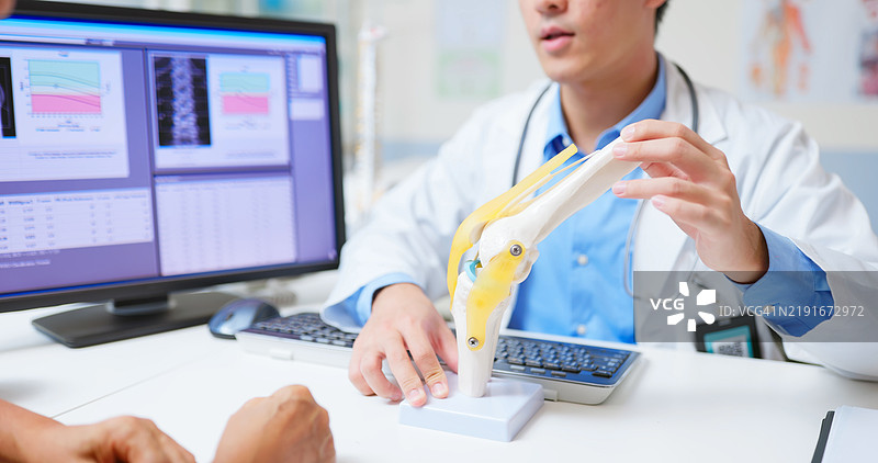 医生向老人解释膝关节韧带图片素材