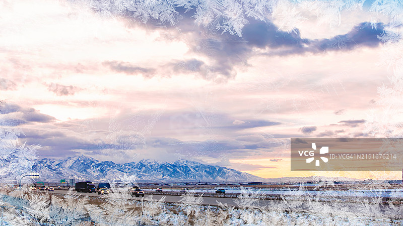 清晨阳光下雪景的冰霜窗户视角图片素材