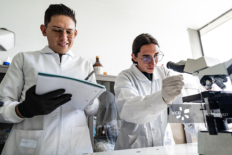 科学家们在实验室工作图片素材