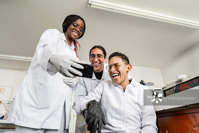 科学家在实验室里使用手机图片素材