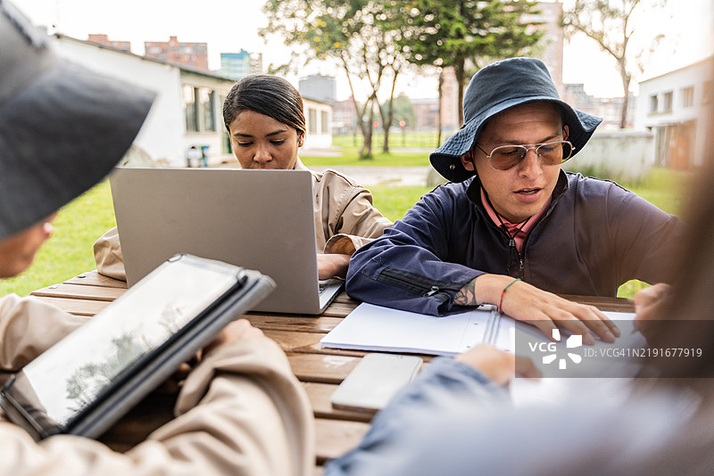 农业工程专业的学生在温室内交谈和学习图片素材