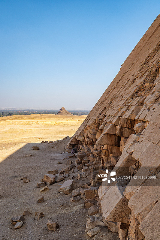 斯尼夫鲁的弯锥形金字塔，受损外壳和黑色金字塔的视角图片素材