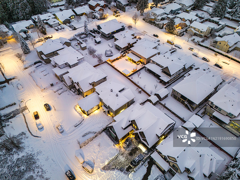 夜晚雪中的城市图片素材