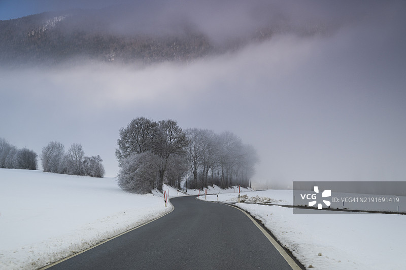 冬季在奥尔文的雪-covered乡村道路图片素材