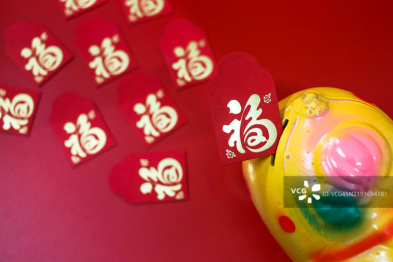 新年决心与黄色储蓄猪存钱图片素材