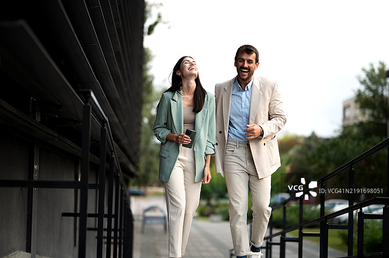 快乐的商务团队在户外站立图片素材