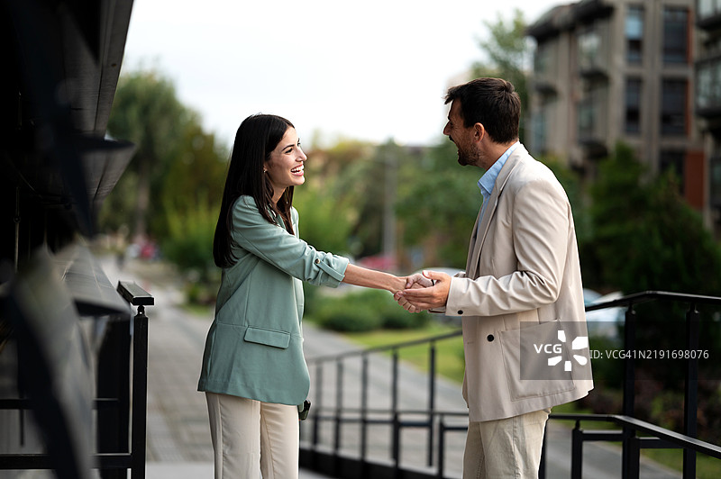 快乐的商务团队在户外站立图片素材