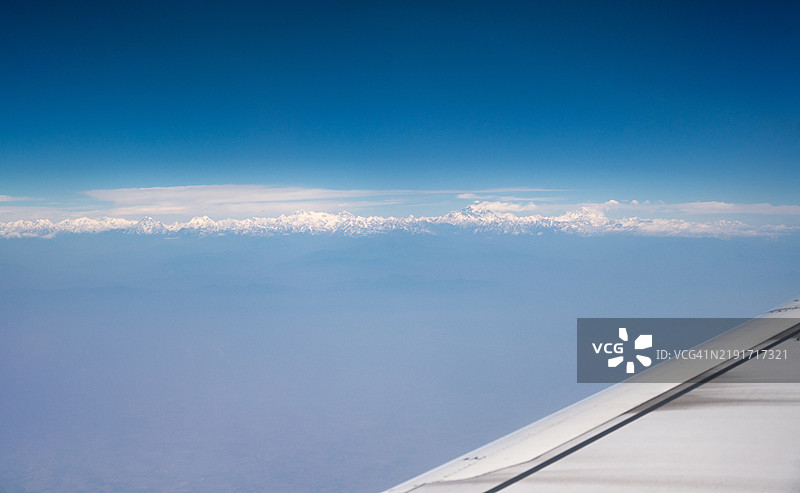 从曼谷飞往尼泊尔加德满都的航班上透过飞机窗户看到的喜马拉雅山脉。图片素材