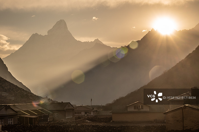 尼泊尔乡村库姆琼村晨曦中的阿玛达布朗山轮廓。图片素材
