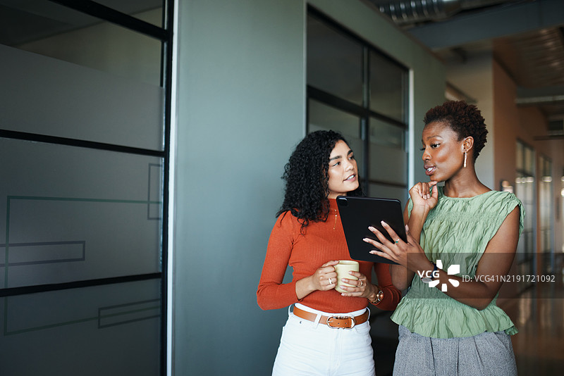 合作洞察：女性在平板电脑上分享图片素材
