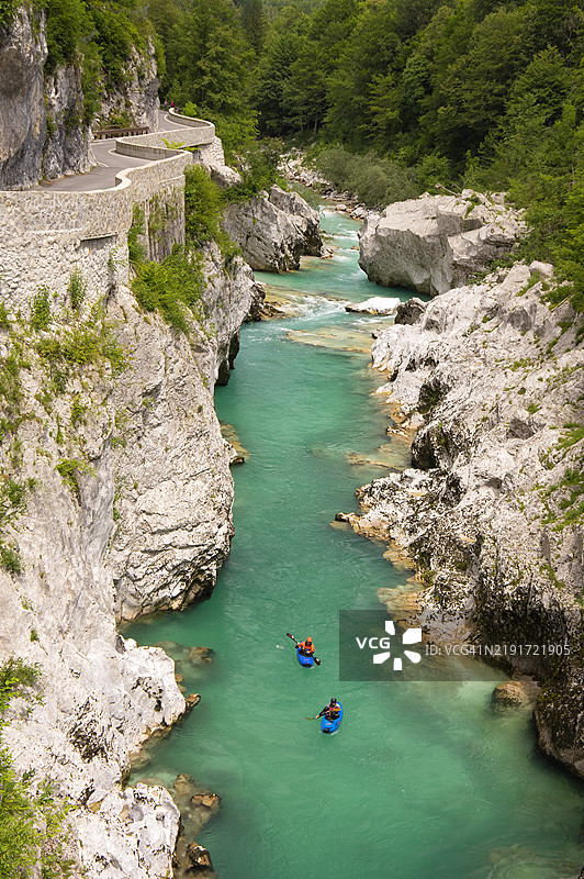 在斯洛文尼亚戈里什卡的科巴里德索恰河上划皮艇。图片素材