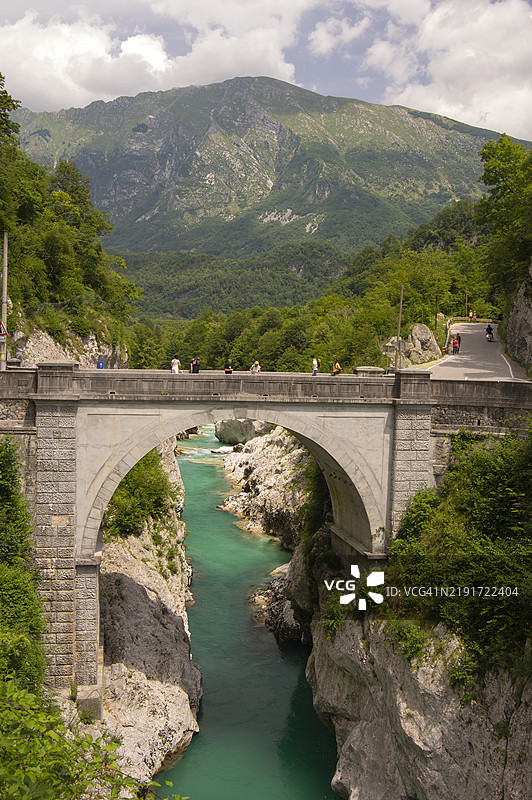 人们在斯洛文尼亚戈里什卡的科巴里德，穿越拿破仑桥，跨越索恰河。图片素材
