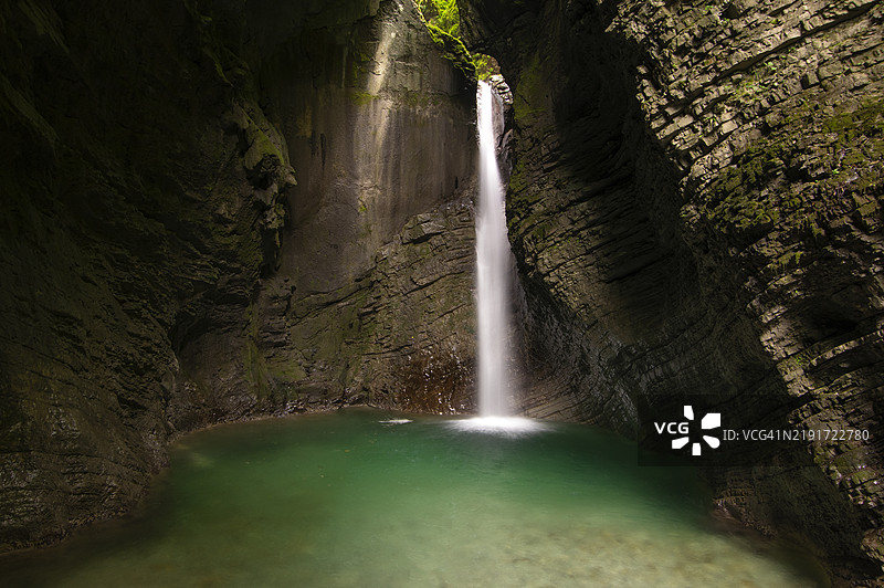 科兹亚克瀑布，索恰谷，科巴里德，戈里什卡，斯洛文尼亚。图片素材